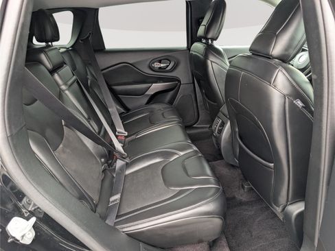 Used 2019 Jeep Cherokee Latitude Plus AWD/4WD image 13