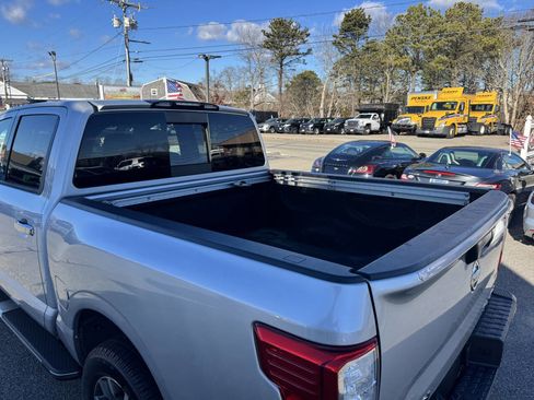 Used 2017 Nissan Titan SL image 9
