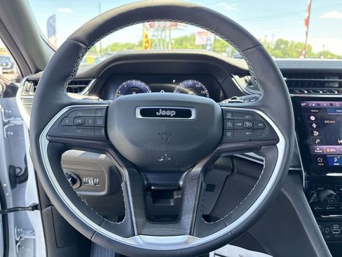 Used 2025 Jeep Grand Cherokee Limited w/ Black Appearance Package AWD/4WD image 24