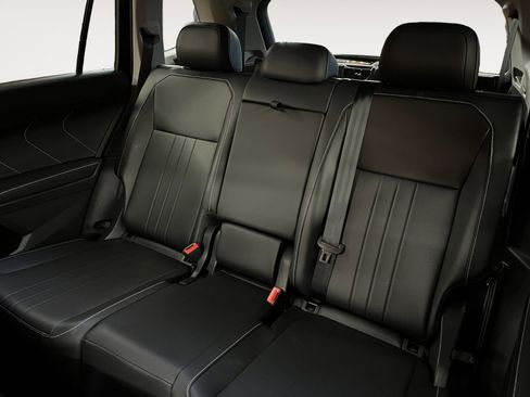 Certified 2024 Volkswagen Tiguan SE FWD image 16