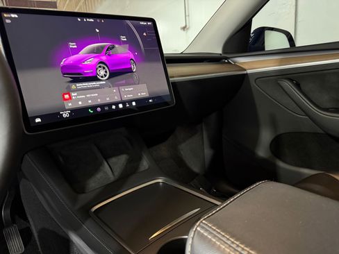 Used 2024 Tesla Model Y Long Range AWD/4WD image 24