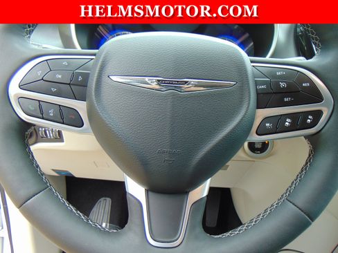 Used 2024 Chrysler Pacifica Touring-L image 22