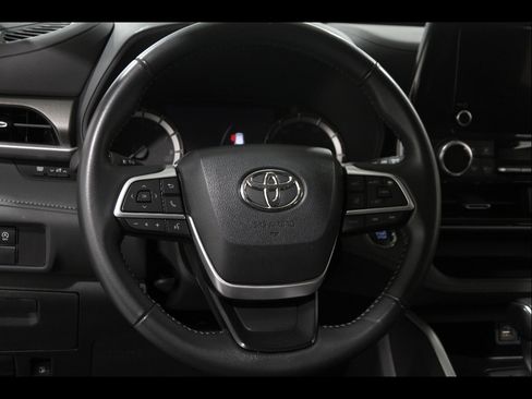 Used 2023 Toyota Highlander LE FWD image 7