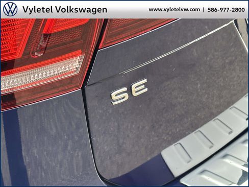 Certified 2022 Volkswagen Tiguan SE image 9