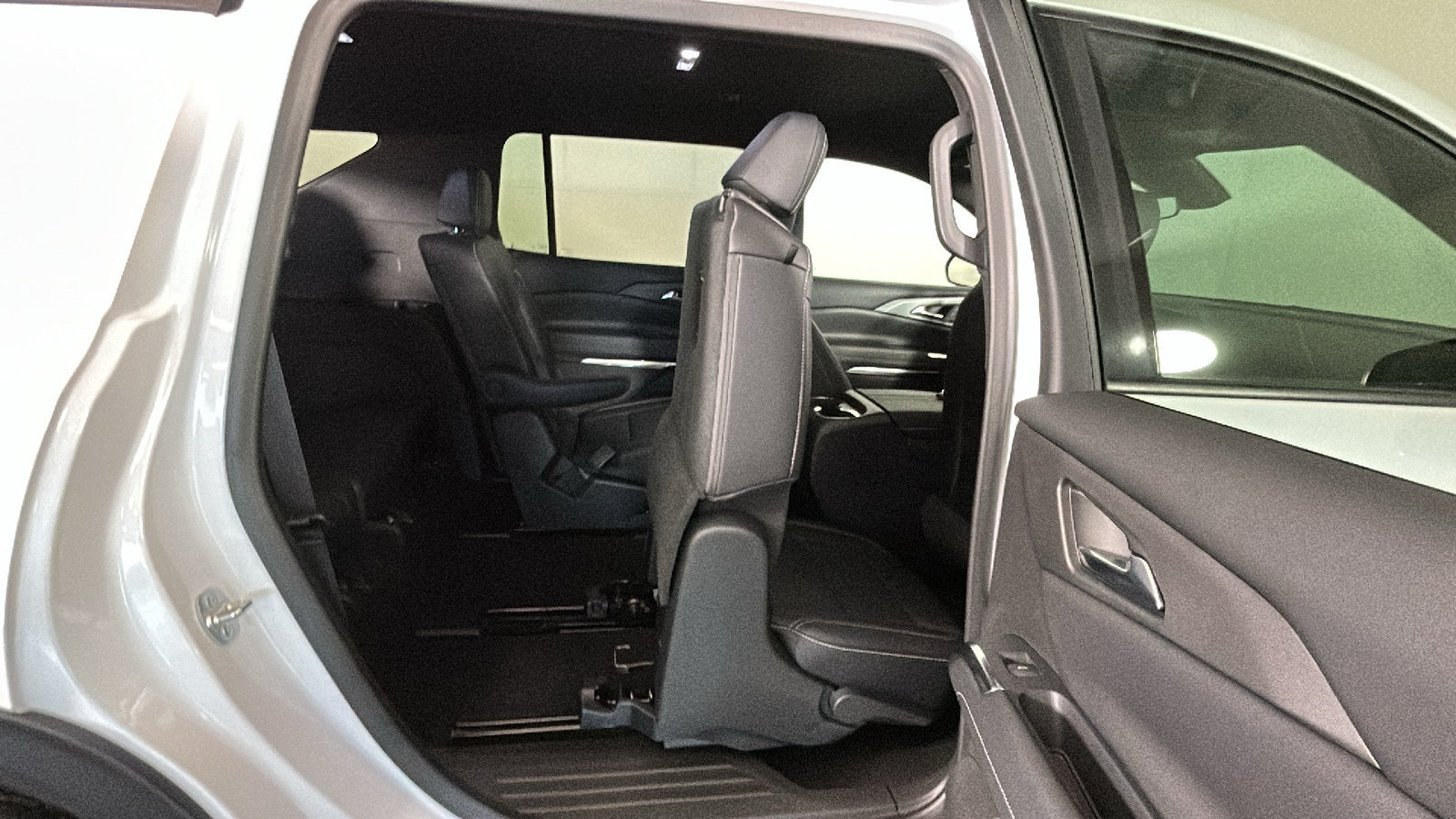 Used 2025 Chevrolet Traverse LT w/ Midnight/Sport Edition AWD/4WD image 36