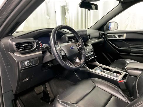 Used 2020 Ford Explorer XLT w/ Equipment Group 202A image 8