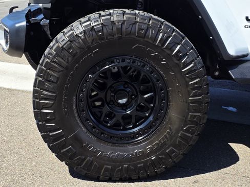 Certified 2025 Jeep Gladiator Sport AWD/4WD image 9