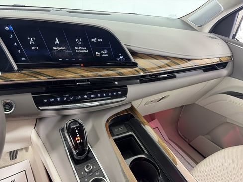 Certified 2023 Cadillac Escalade ESV Premium Luxury Platinum w/ LPO, Radiant Package AWD/4WD image 4