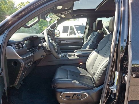 Certified 2024 Jeep Wagoneer Series III w/ Premium Group I AWD/4WD image 11
