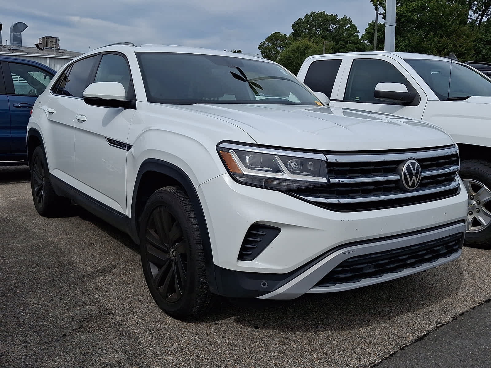 Used 2022 Volkswagen Atlas Cross Sport SE AWD/4WD image 2