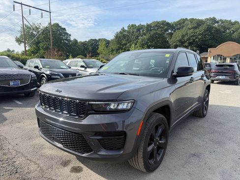 Used 2023 Jeep Grand Cherokee Altitude AWD/4WD image 2