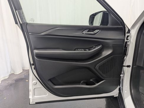 New 2024 Jeep Grand Cherokee Altitude image 18