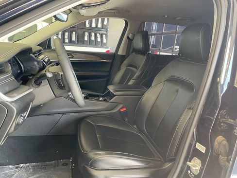 Used 2023 Jeep Grand Cherokee L Limited AWD/4WD image 10