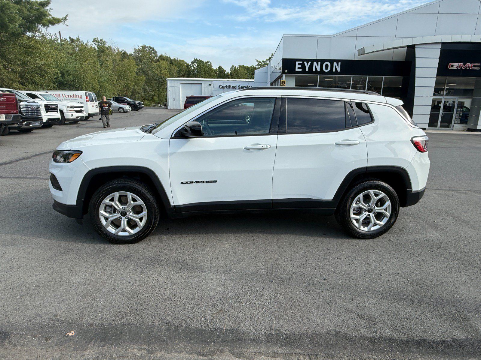 Used 2025 Jeep Compass Latitude AWD/4WD image 2