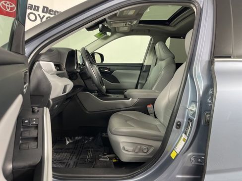 Certified 2022 Toyota Highlander XLE image 3