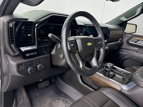 Used 2024 Chevrolet Silverado 1500 High Country w/ Technology Package AWD/4WD image 9