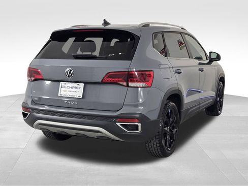 Used 2023 Volkswagen Taos SE w/ Panoramic Sunroof Package FWD image 7