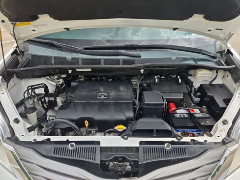 Used 2013 Toyota Sienna XLE w/ Premium Pkg image 30