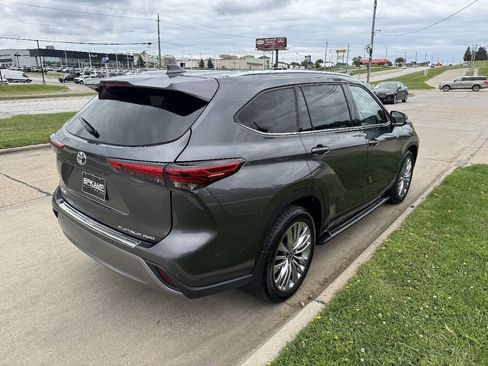 Used 2023 Toyota Highlander Platinum AWD/4WD image 5