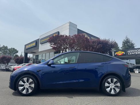 Used 2024 Tesla Model Y Long Range AWD/4WD image 2