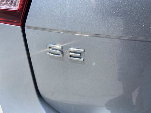 Used 2023 Volkswagen Tiguan SE w/ Panoramic Sunroof Package FWD image 13