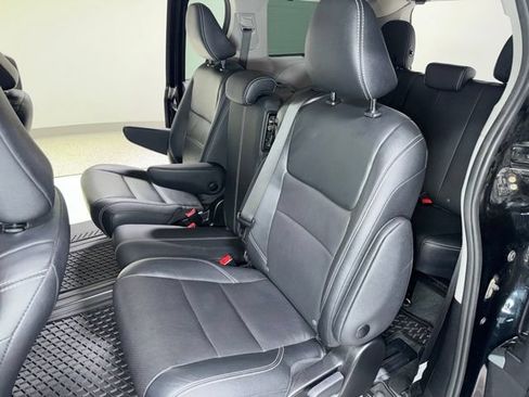 Used 2018 Toyota Sienna SE FWD image 2