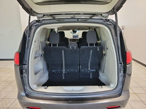 Used 2023 Chrysler Voyager LX image 16