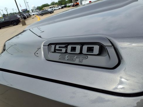 Used 2025 RAM 1500 Big Horn AWD/4WD image 2