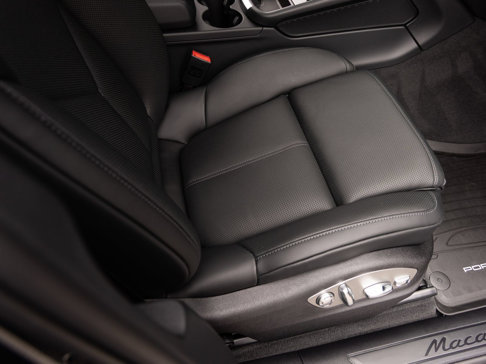 Certified 2026 Porsche Macan AWD/4WD image 34