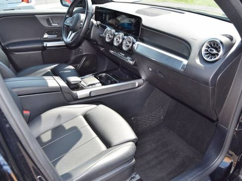 Used 2021 Mercedes-Benz GLB 250 4MATIC w/ Premium Package image 19
