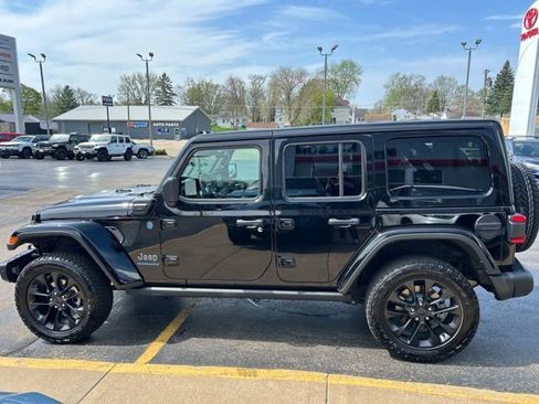 Used 2025 Jeep Wrangler Unlimited Sahara image 7