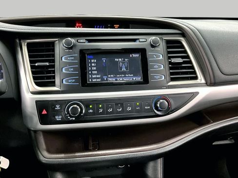 Used 2019 Toyota Highlander LE w/ Carpet Mat Package (TMS) FWD image 6