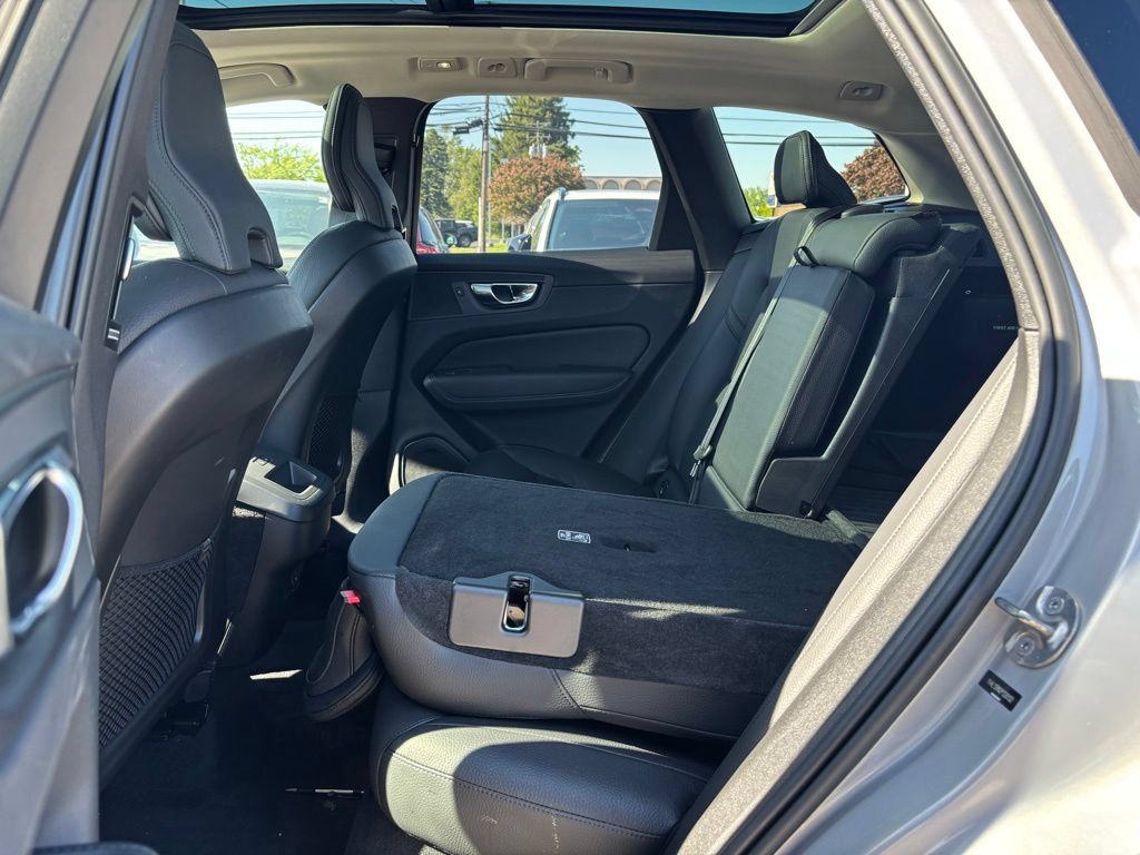 Certified 2023 Volvo XC60 B5 Plus w/ Climate Package AWD/4WD image 22