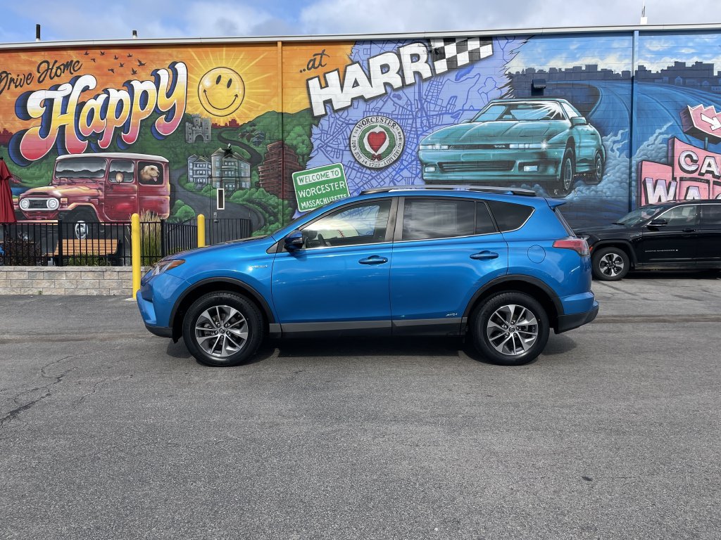 Used 2018 Toyota RAV4 LE AWD/4WD image 2