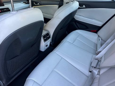 Used 2024 Genesis G70 2.5T RWD image 11