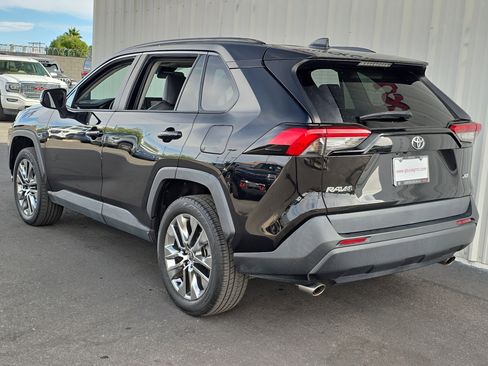 Used 2021 Toyota RAV4 XLE Premium image 5