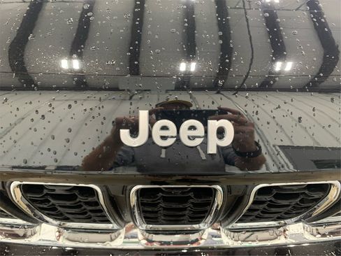 Used 2025 Jeep Grand Cherokee Laredo image 24