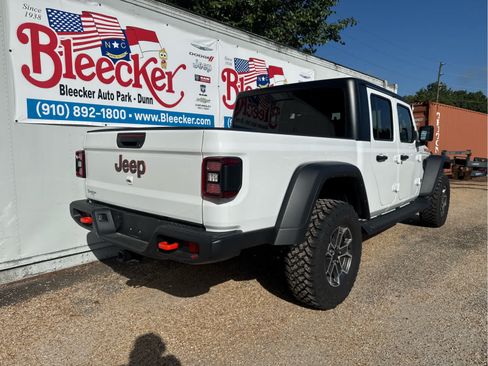 Used 2024 Jeep Gladiator Mojave w/ Technology Group AWD/4WD image 3