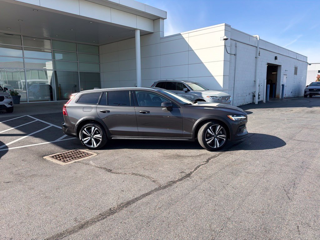 Used 2025 Volvo V60 B5 Cross Country Plus AWD/4WD image 3