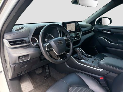 Used 2023 Toyota Highlander FWD image 27