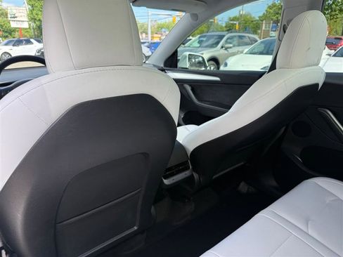 Used 2022 Tesla Model Y Long Range image 39