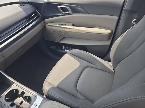 New 2027 Kia Carnival FWD image 15