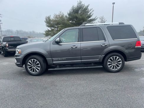 Used 2017 Lincoln Navigator Select image 2