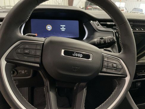 Used 2024 Jeep Grand Cherokee Laredo AWD/4WD image 16