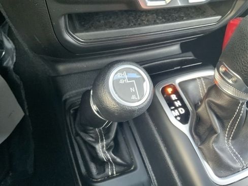 Used 2018 Jeep Wrangler Unlimited Sahara image 25