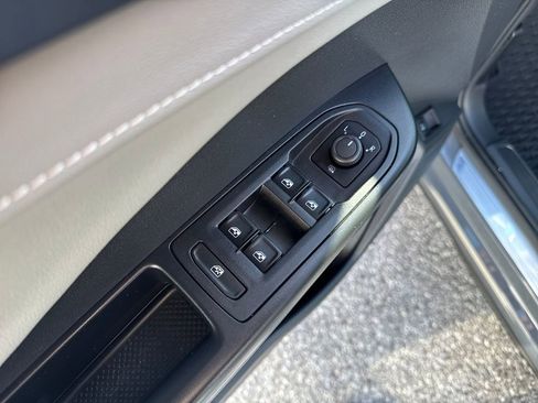 Used 2024 Volkswagen Taos SE w/ Panoramic Sunroof Package image 12