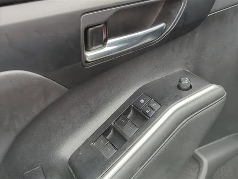 Used 2021 Toyota Highlander XLE image 8