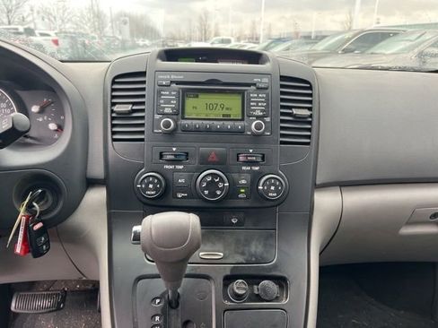 Used 2012 Kia Sedona LX image 16