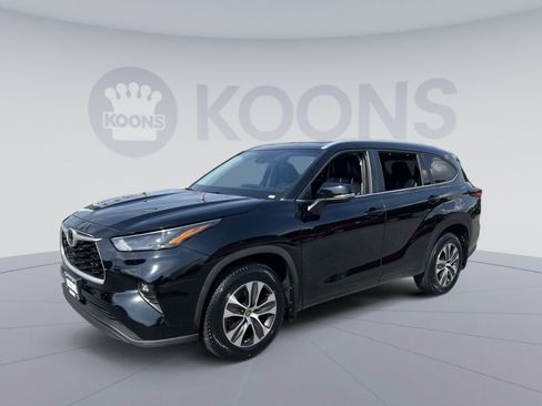 Used 2023 Toyota Highlander XLE AWD/4WD image 1