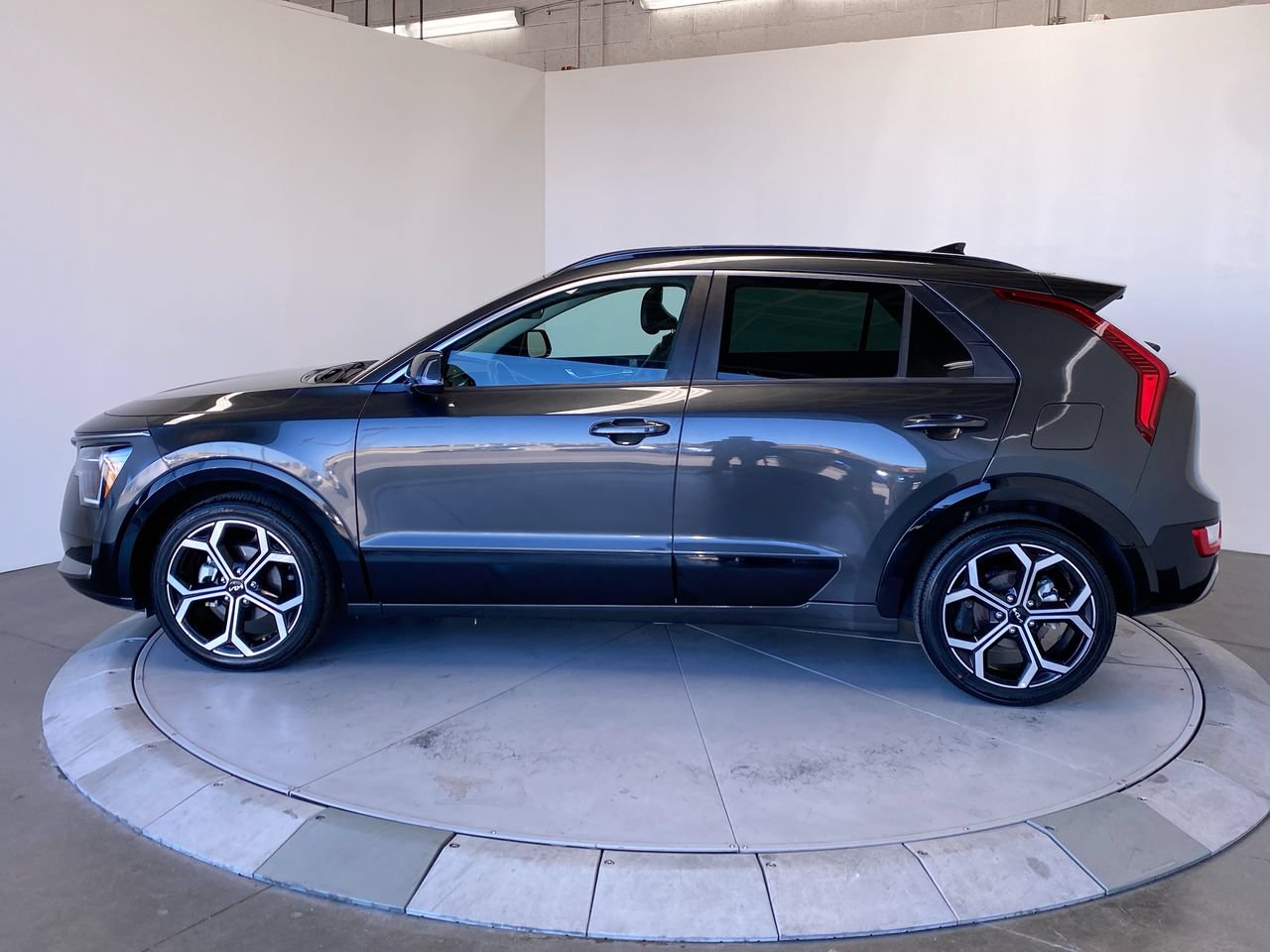 Certified 2023 Kia Niro EX Touring FWD image 2